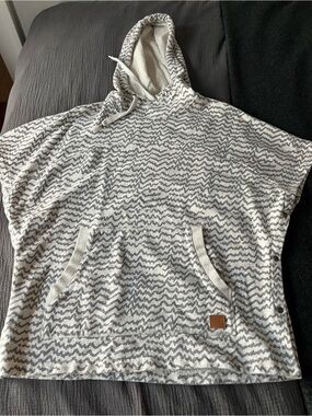 Kavu Cozy Hooded Poncho Sweatshirt in Cream & Gray Wave Pattern